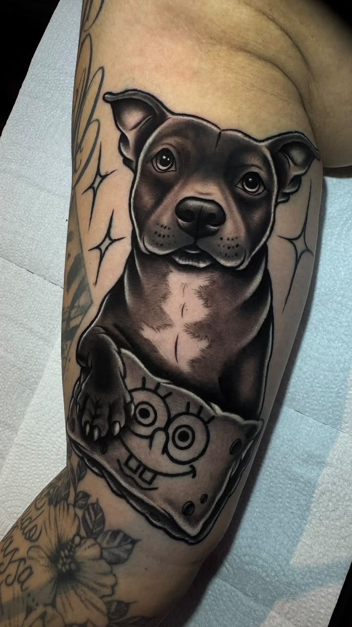 Tatuagem Realismo P&B Retrato do Pet na região braço feita por Juh Godoy em Porto Alegre