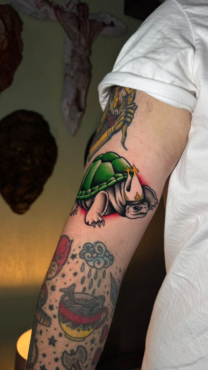 Tatuagem Old School Tartaruga Coroada na região braço feita por Juh Godoy em Porto Alegre