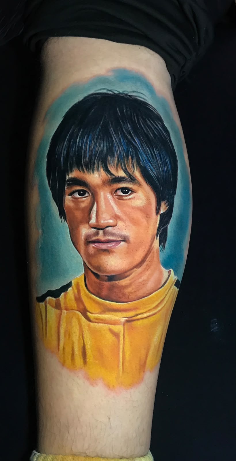 Tatuagem Realismo Colorido Bruce Lee na região panturrilha feita por Bagé em Porto Alegre