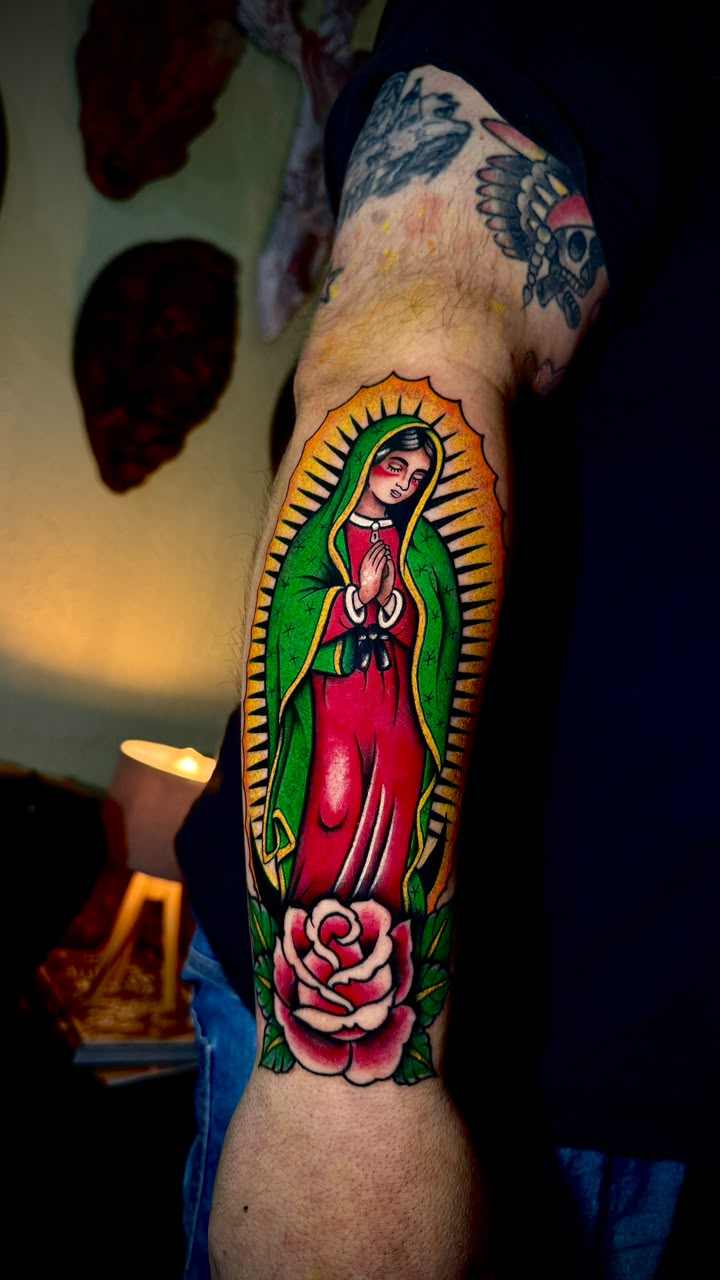 Tatuagem Old School Nossa Senhora de Guadalupe na região braço feita por Juh Godoy em Porto Alegre