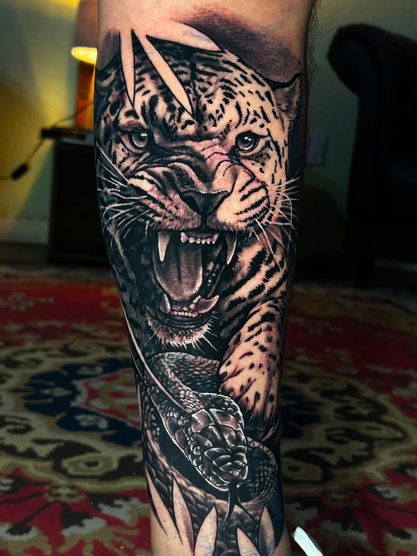 Tatuagem Realismo P&B Onça & Serpente na região perna feita por Doug de Farias em Porto Alegre