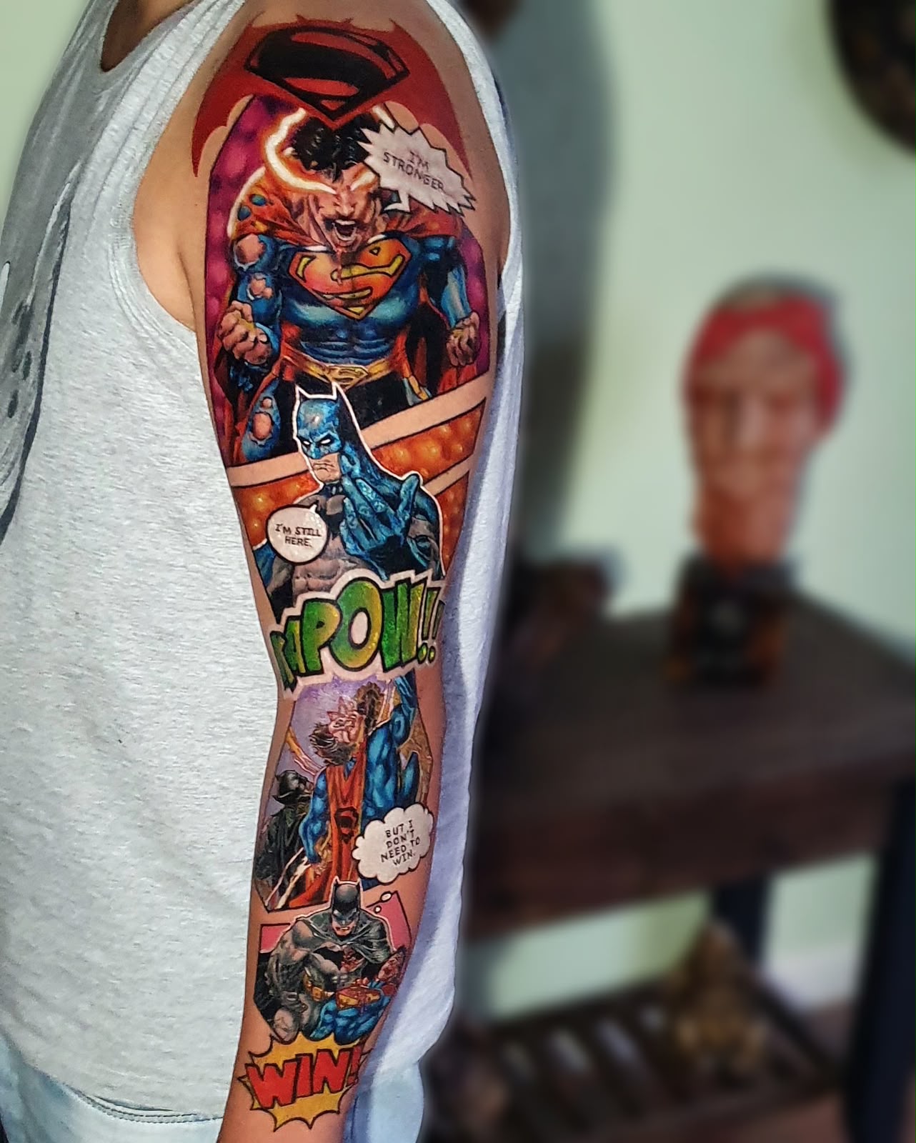 Tatuagem Colorido Batalha em Quadrinhos na região braço fechado feita por Simone Centeno em Porto Alegre