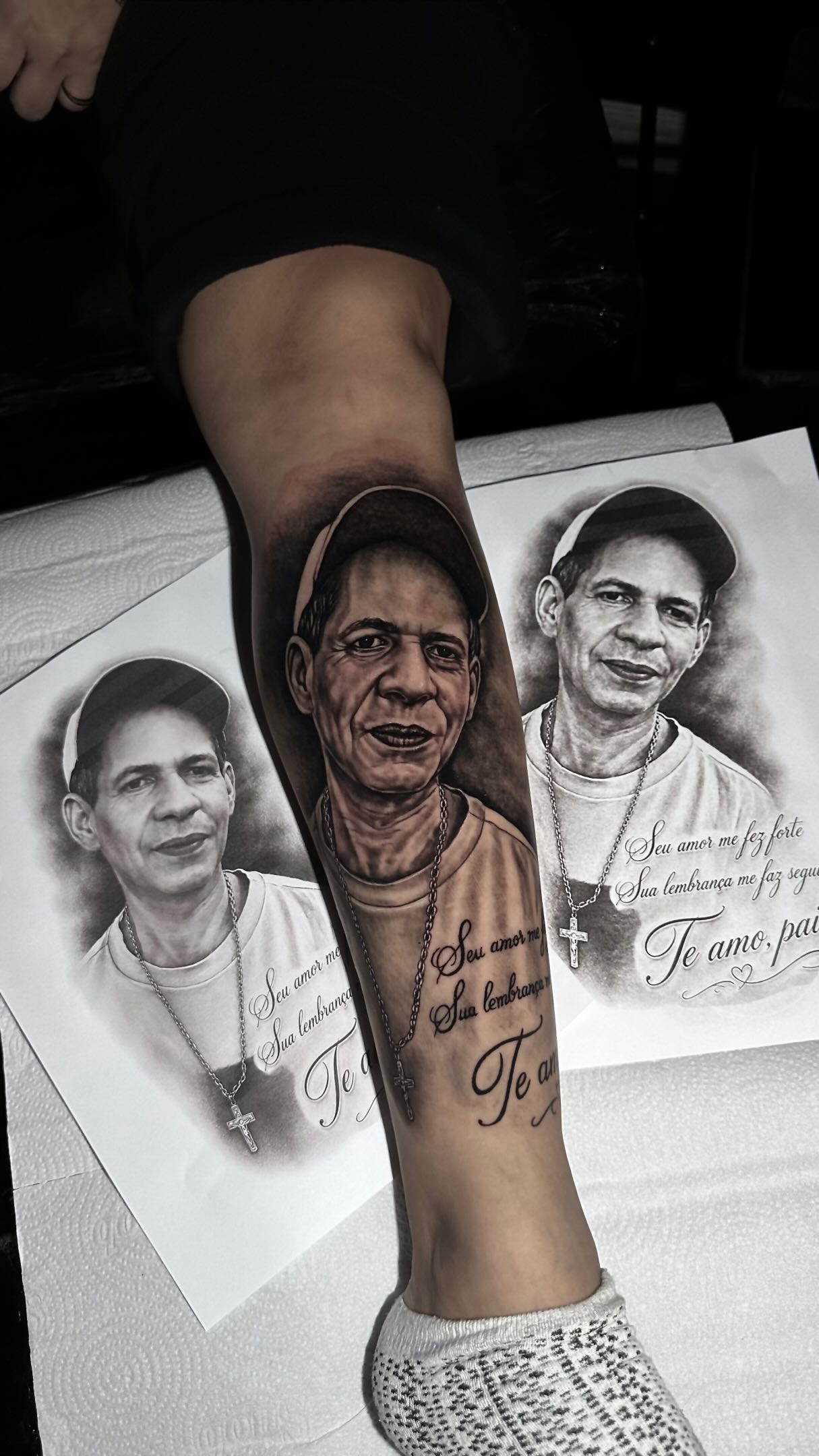 Tatuagem Realismo — Retrato Memorial — Pai e Filha por Bagé