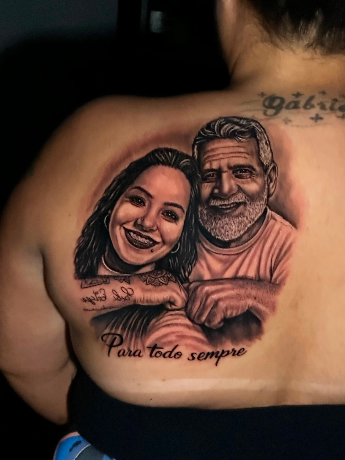 Tatuagem Realismo P&B Para Todo Sempre na região costas feita por Bagé em Porto Alegre