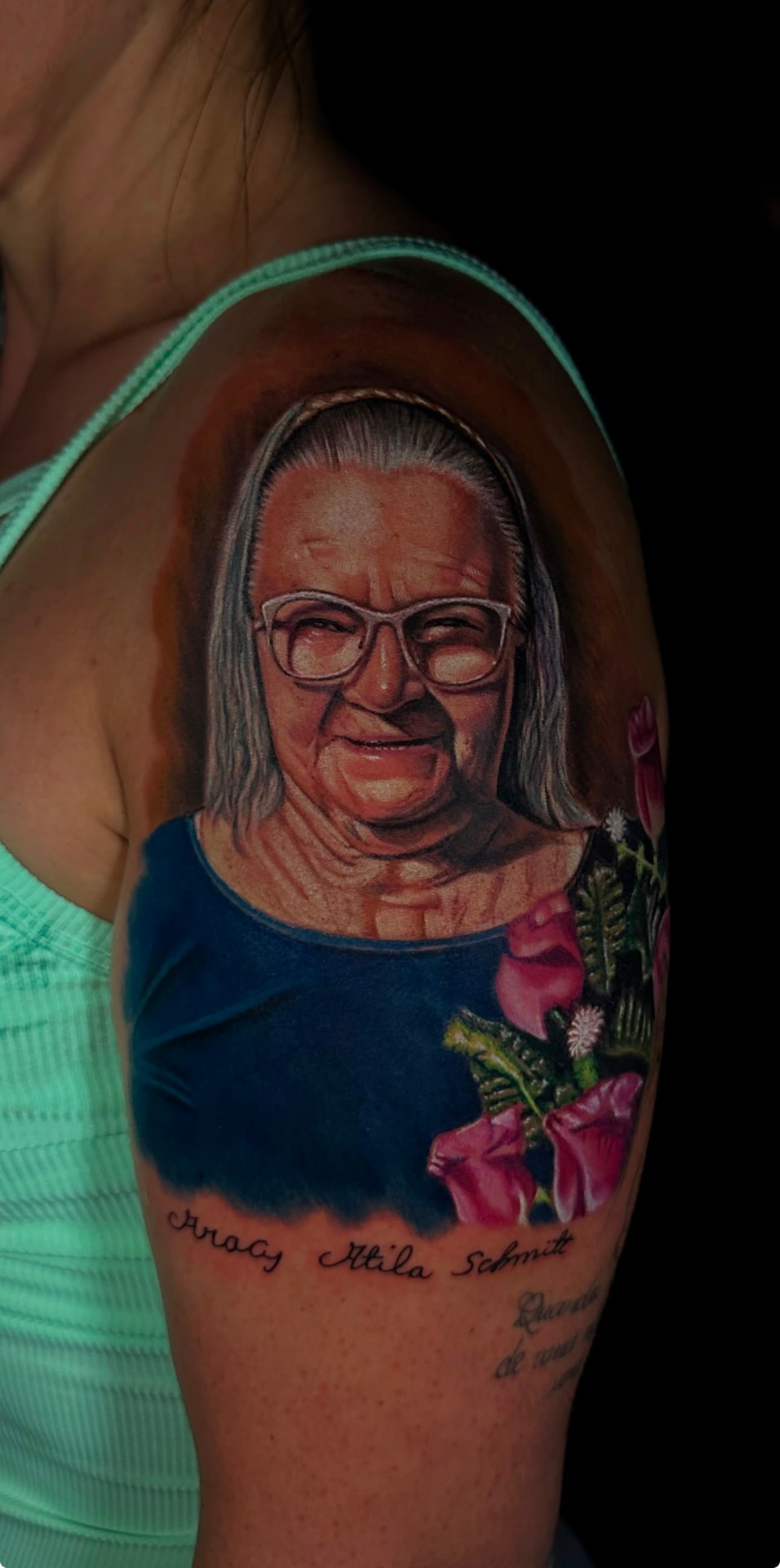 Tatuagem Realismo Colorido Vó & Rosas na região ombro feita por Bagé em Porto Alegre