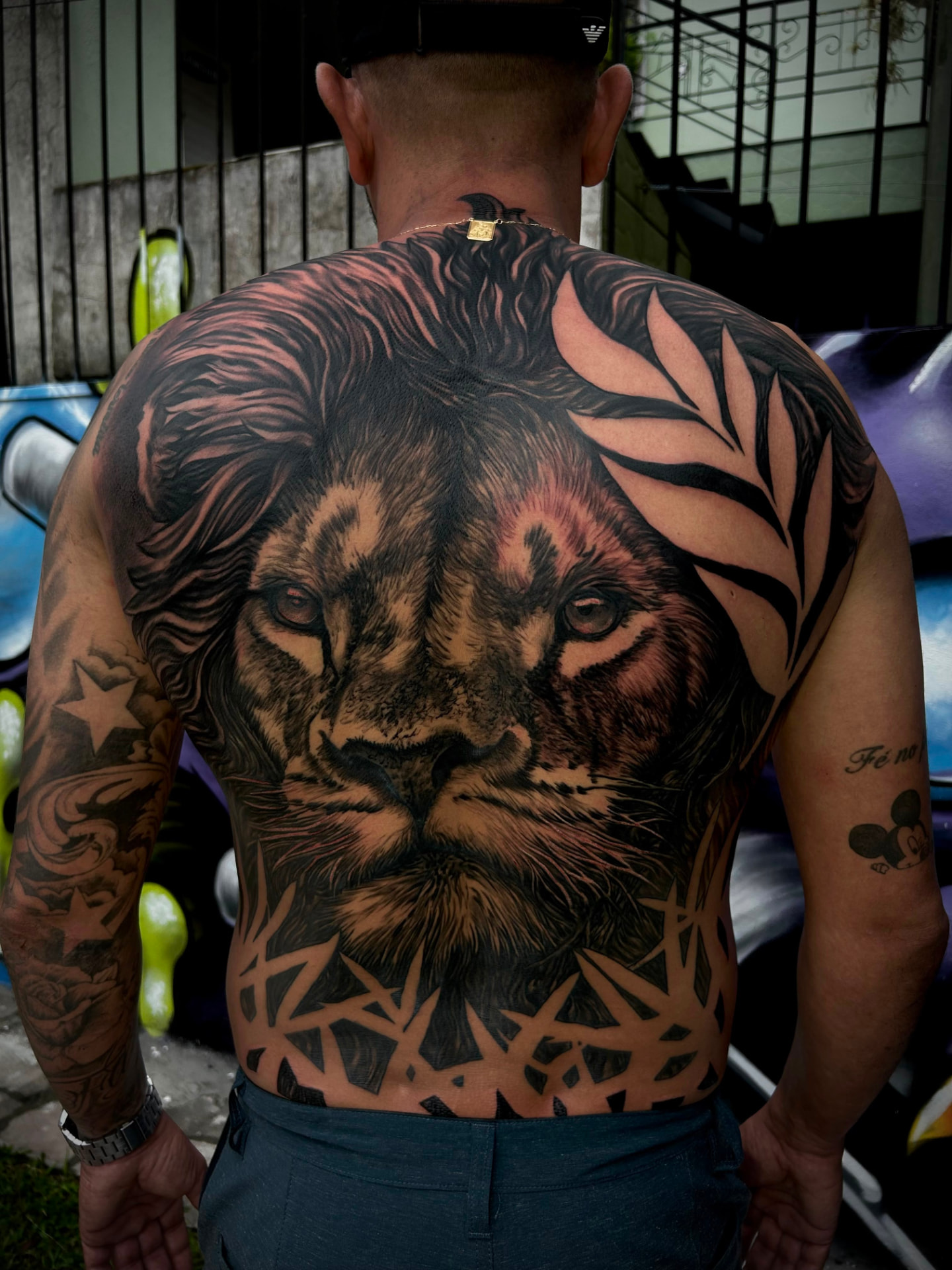 Tatuagem Realismo P&B Leão nas Costas na região costas fechadas feita por Doug de Farias em Porto Alegre