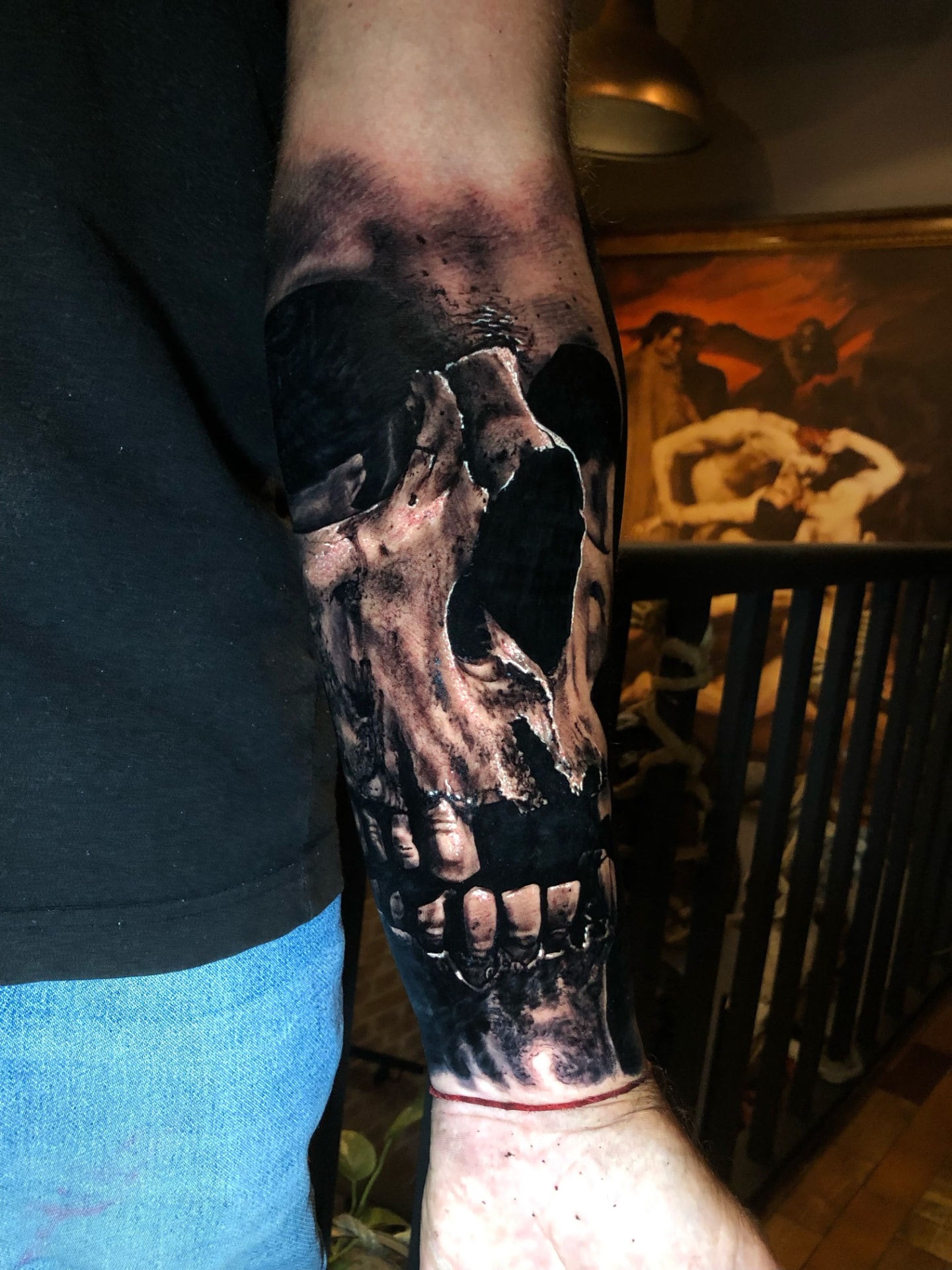 Tatuagem Realismo P&B Caveira em Blackout na região antebraço feita por Doug de Farias em Porto Alegre