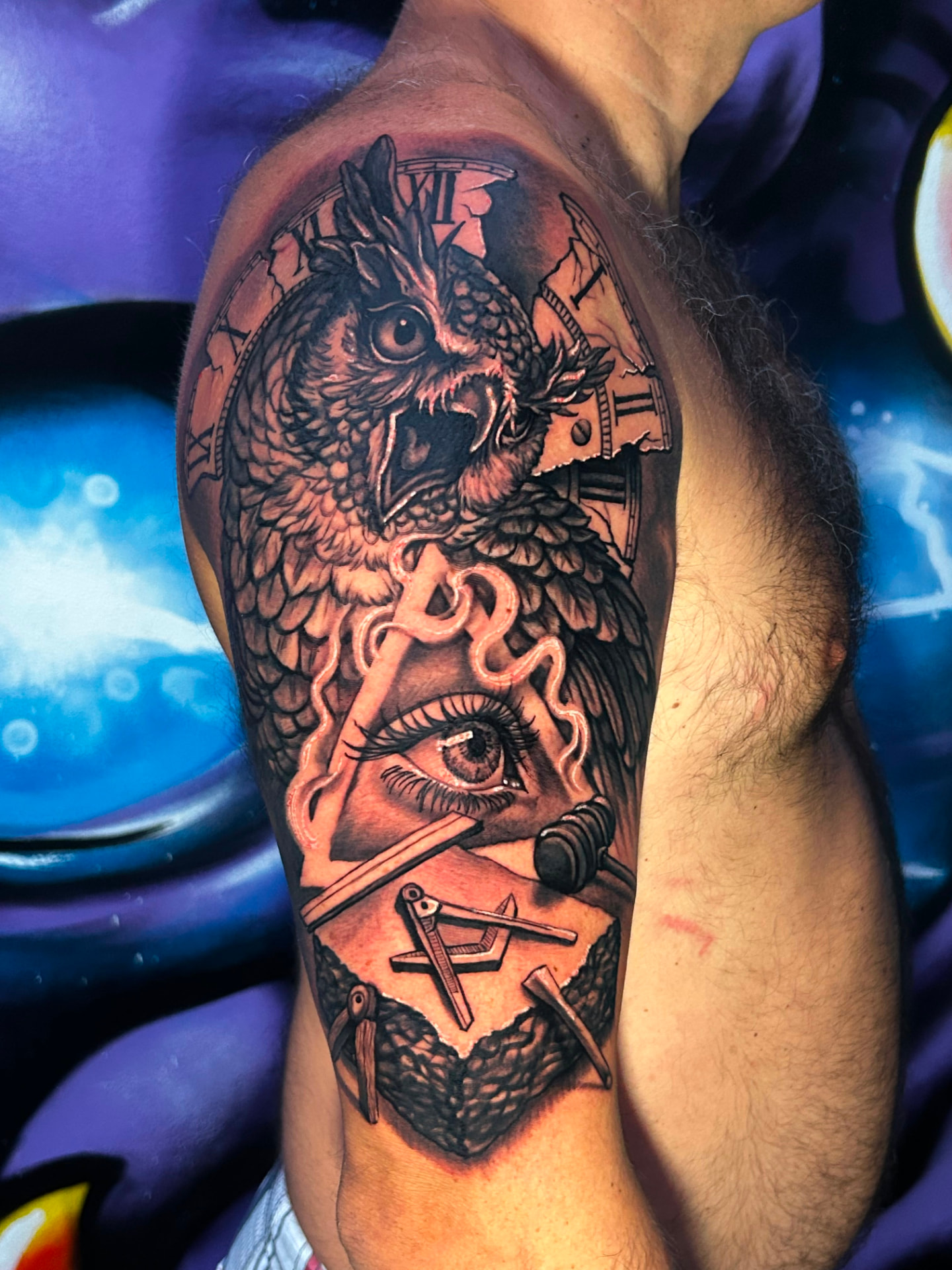 Tatuagem Realismo P&B Coruja & Olho que Tudo Vê na região braço feita por Doug de Farias em Porto Alegre