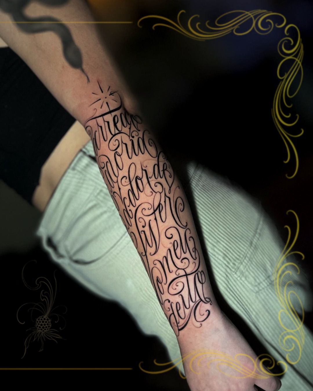 Tatuagem Caligrafia Caligrafia Fine Line na região antebraço feita por Dênis Navarro em Porto Alegre
