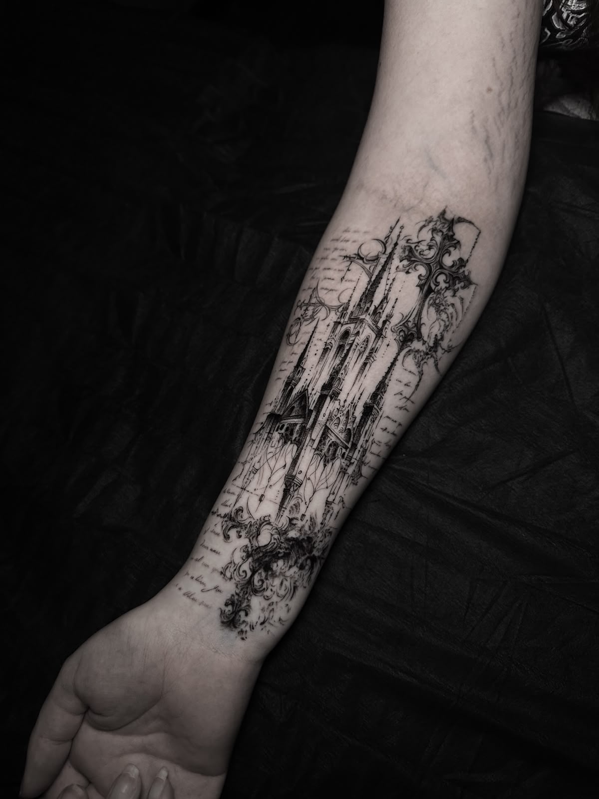 Tatuagem Dark Catedral Manuscrita na região antebraço feita por Julia Garcia em Porto Alegre