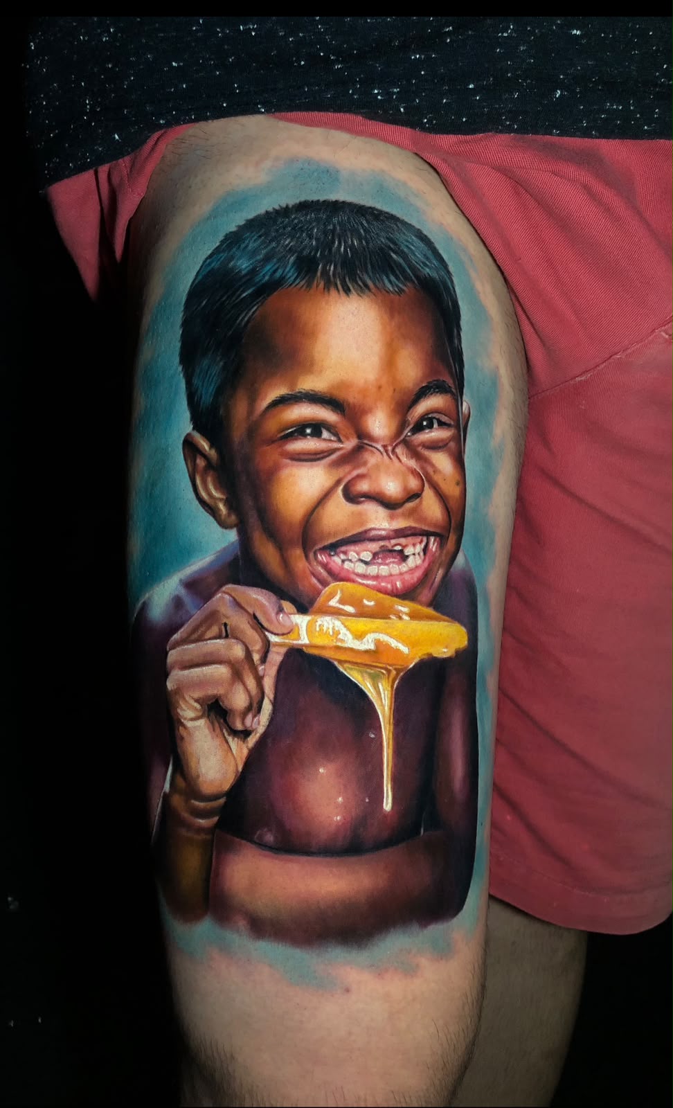 Tatuagem Realismo Colorido Doce Sorriso na região coxa feita por Bagé em Porto Alegre