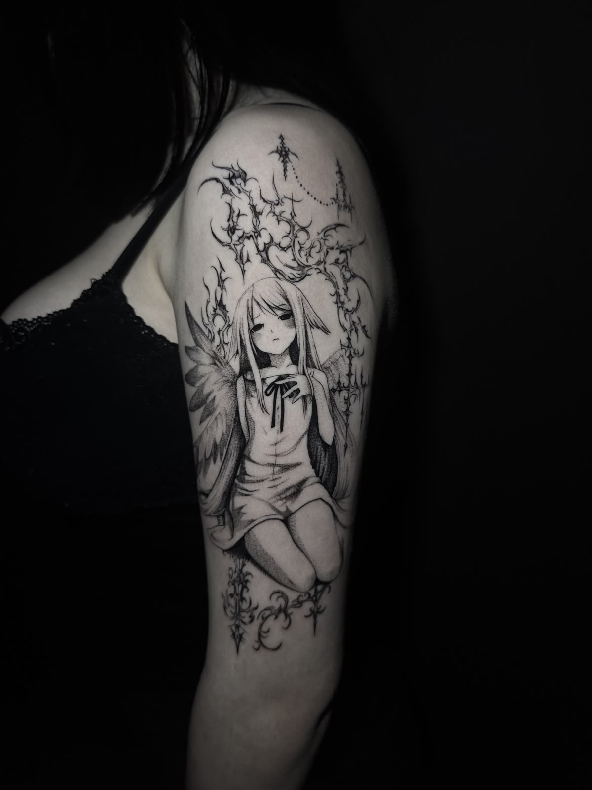 Tatuagem Dark Anjo Caído na região braço feita por Julia Garcia em Porto Alegre