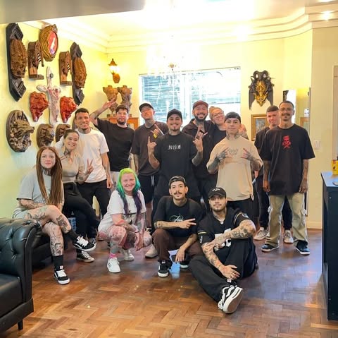 Equipe do Família Bagé Tattoo no estúdio em Porto Alegre — tatuadores premiados desde 2007