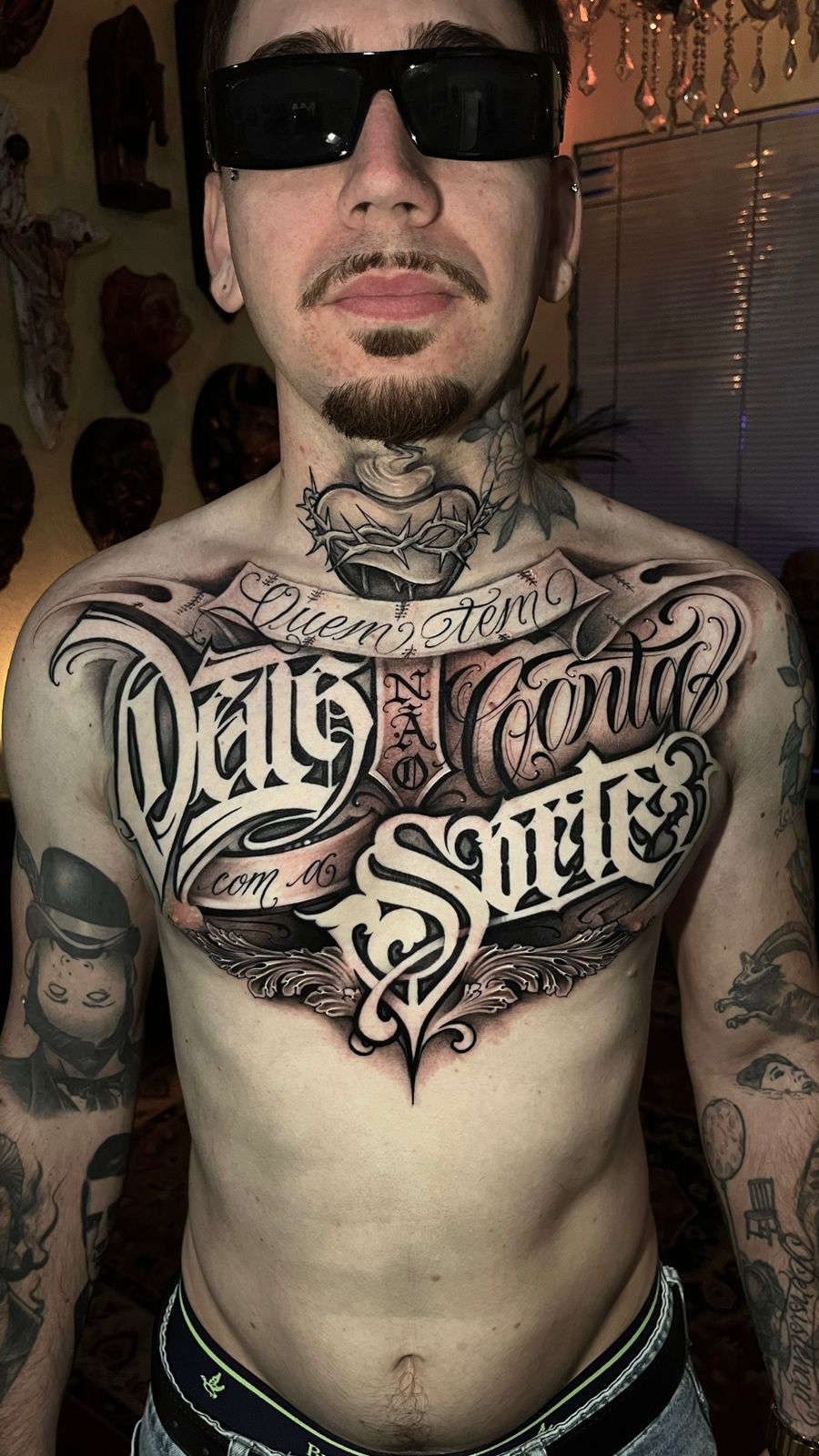 Tatuagem Lettering Quem Tem Deus Não Conhece o Suicídio na região peito feita por Dênis Navarro em Porto Alegre