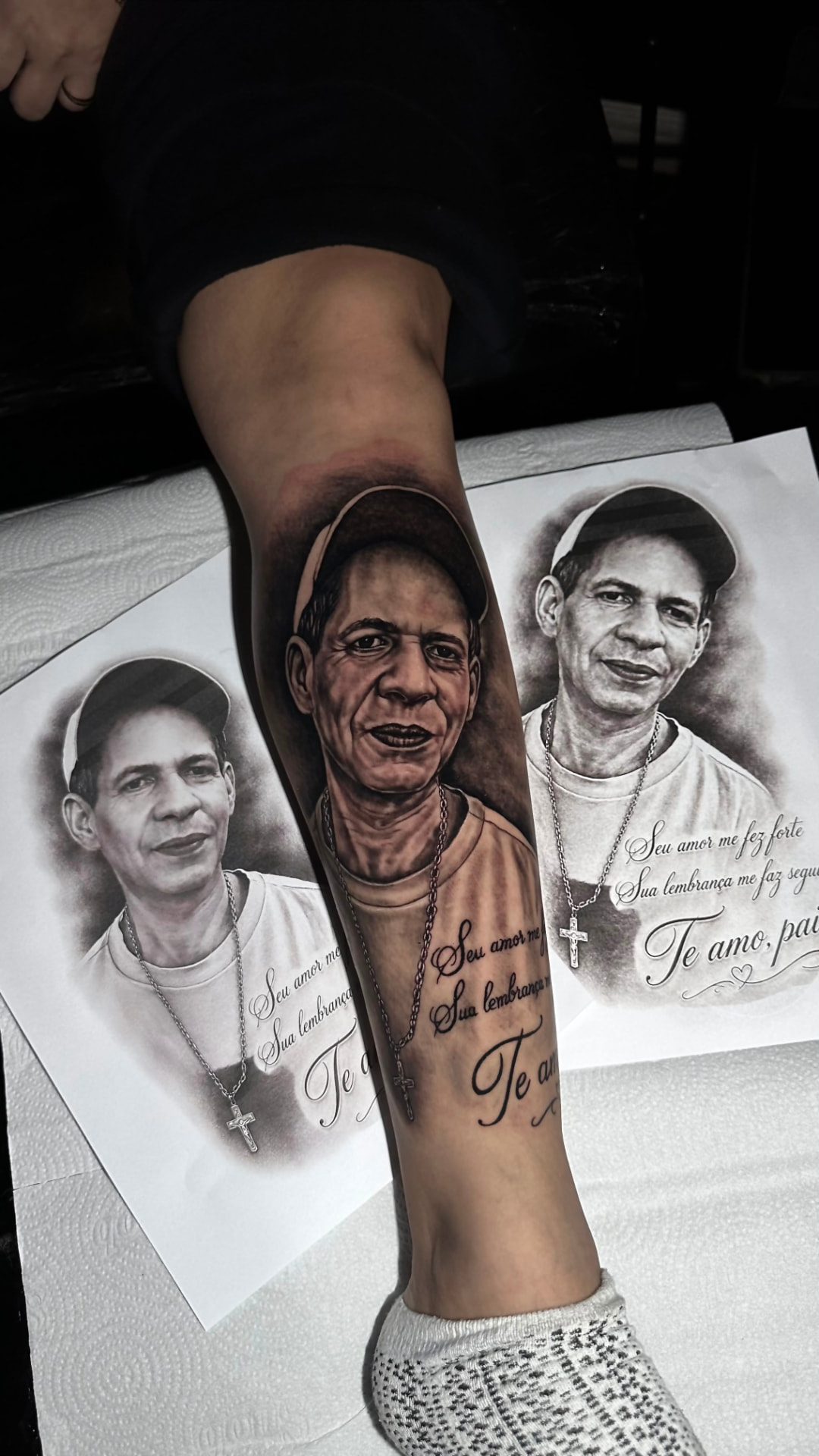 Tatuagem Realismo P&B Te Amo, Pai na região panturrilha feita por Bagé em Porto Alegre