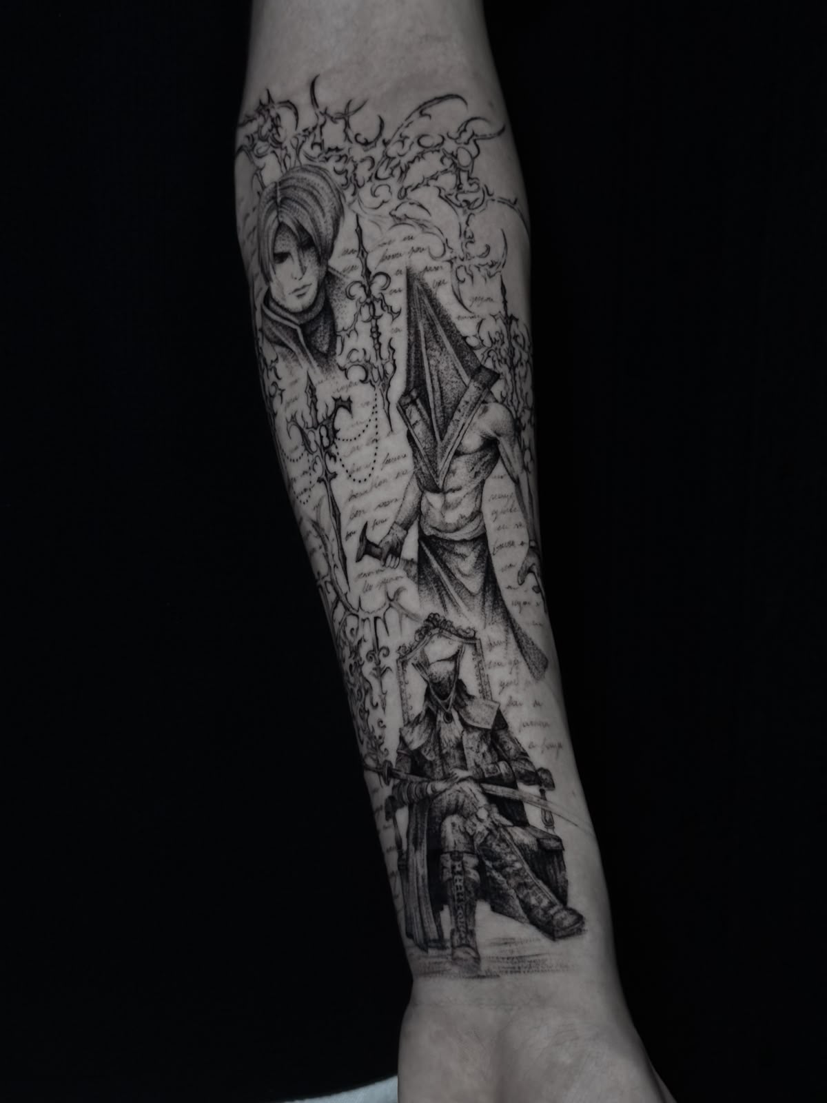 Tatuagem Dark Névoa de Silent Hill na região antebraço feita por Julia Garcia em Porto Alegre