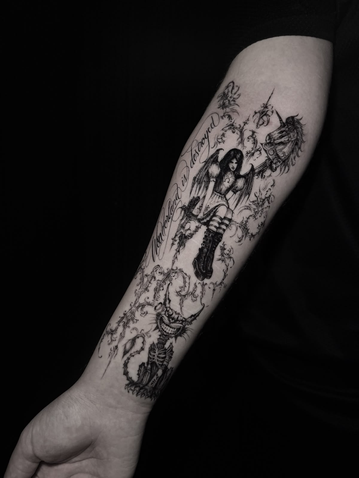 Tatuagem Dark Wonderland is Destroyed na região antebraço feita por Julia Garcia em Porto Alegre