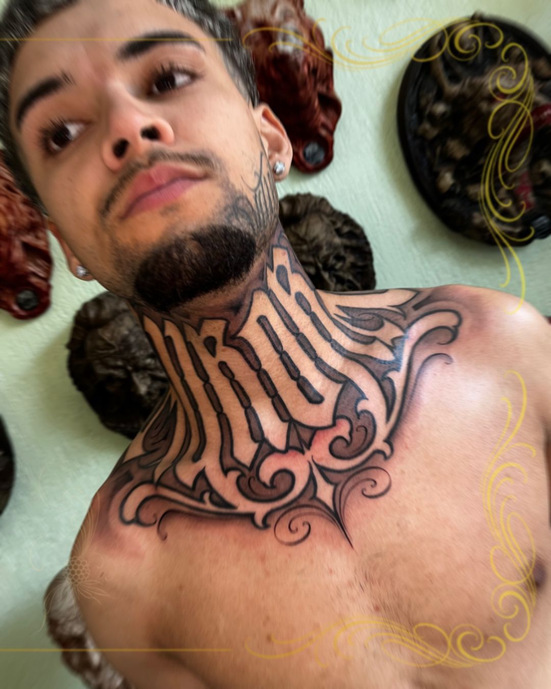 Tatuagem Ornamental Pescoço Ornamental na região pescoço e peito feita por Dênis Navarro em Porto Alegre