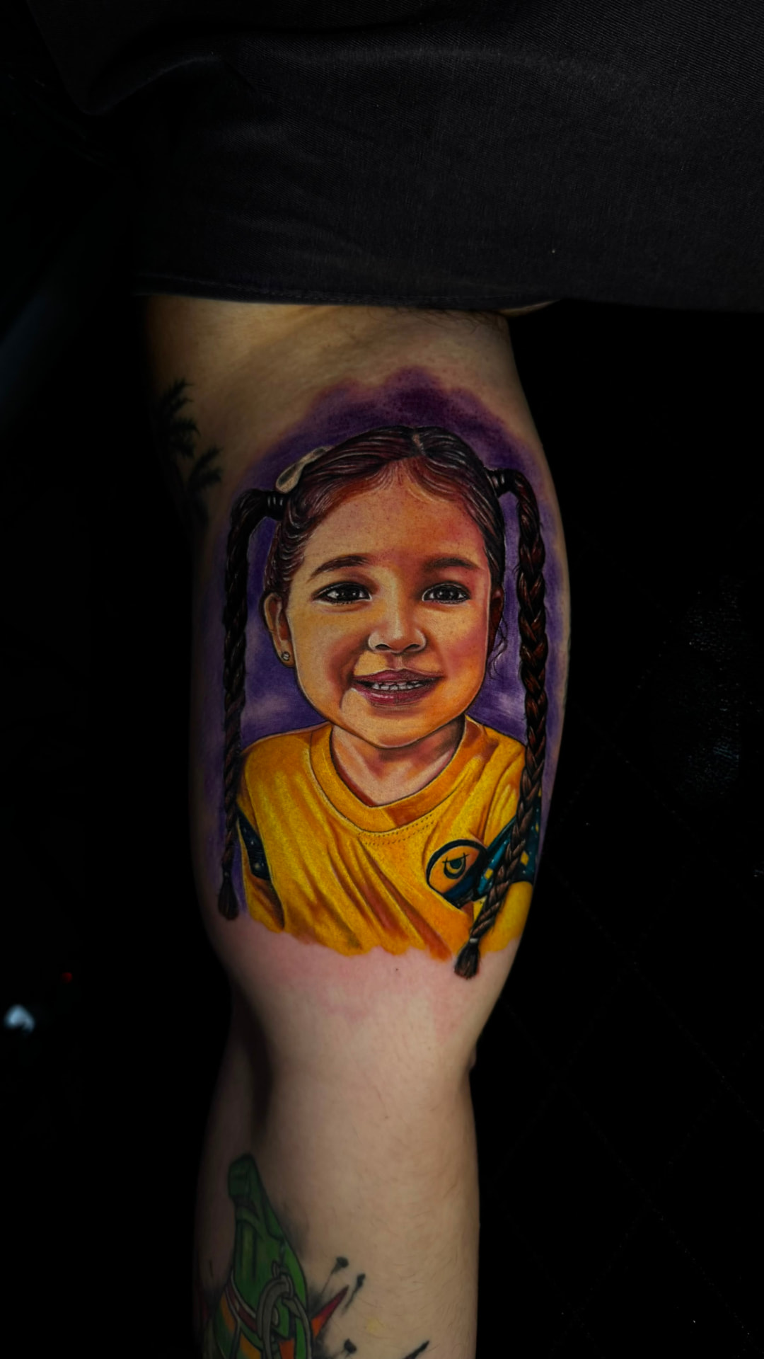 Tatuagem Realismo Colorido Menina de Tranças na região antebraço feita por Bagé em Porto Alegre