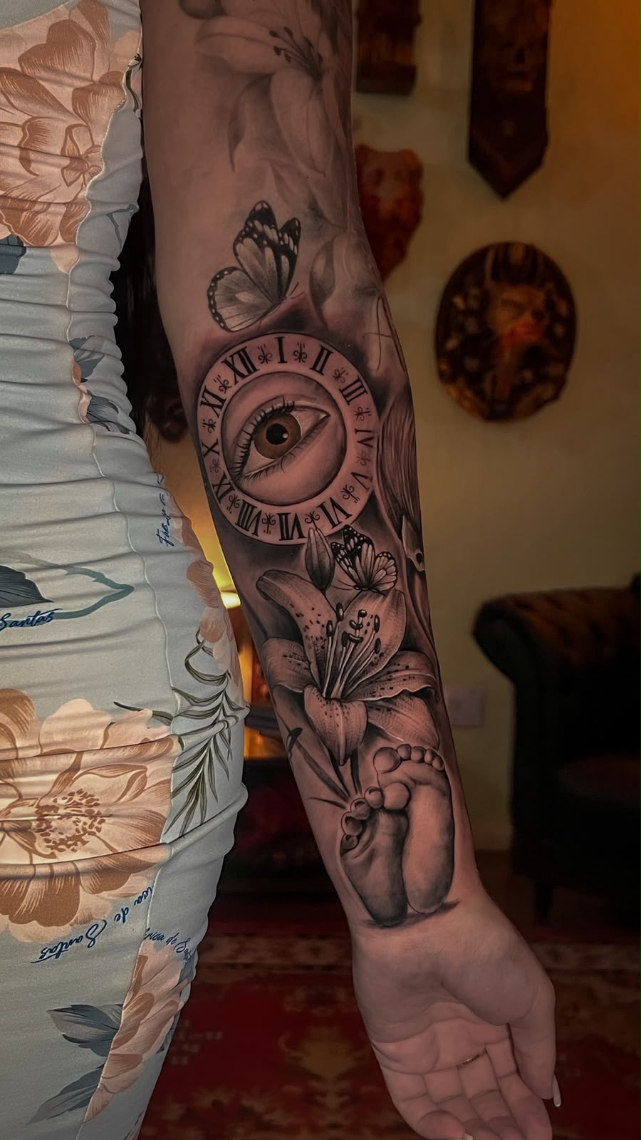 Tatuagem Realismo P&B — Relógio & Lírios por Josi
