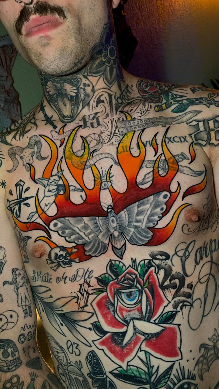 Tatuagem Old School Mariposa em Chamas na região peito feita por Juh Godoy em Porto Alegre