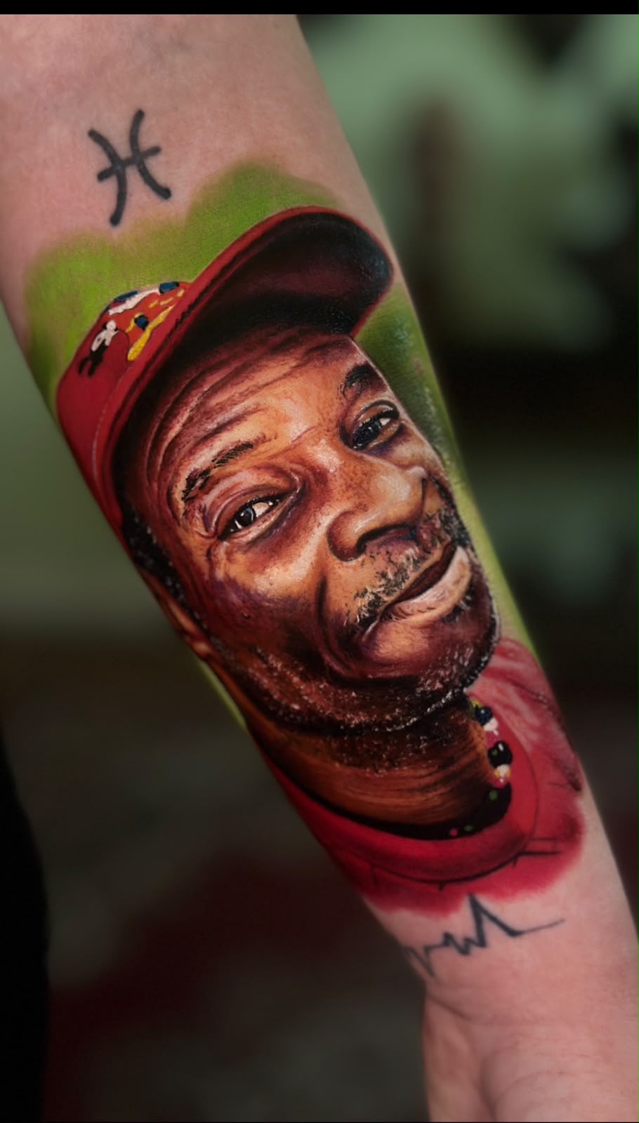 Tatuagem Realismo Colorido Sorriso do Seu Zé na região antebraço feita por Bagé em Porto Alegre