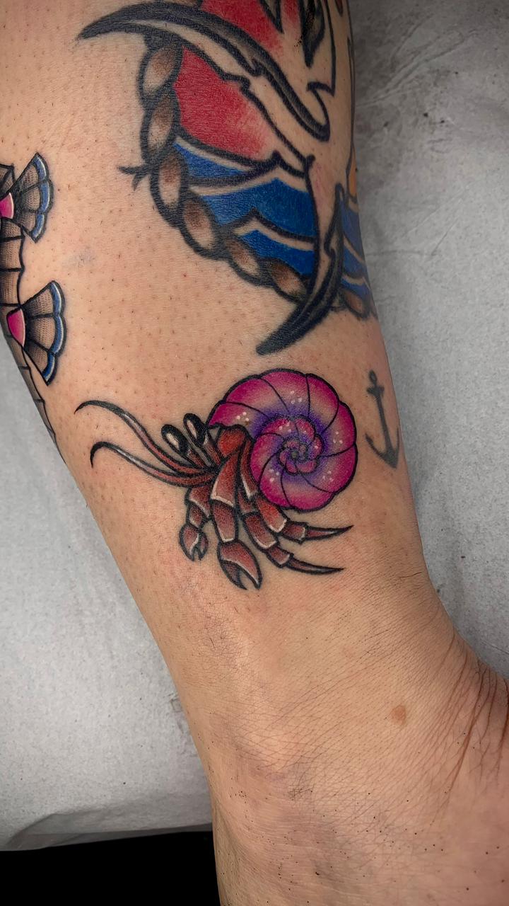 Tatuagem Old School Ermitão Rosa na região braço feita por Juh Godoy em Porto Alegre