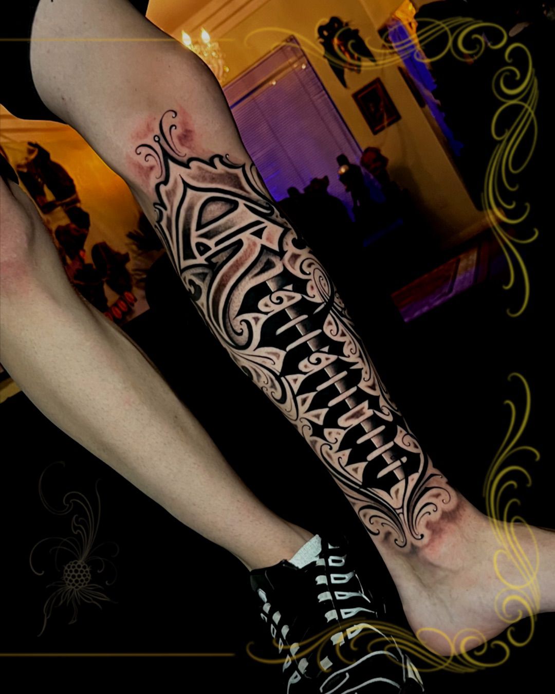 Tatuagem Ornamental Manga Ornamental Tribal na região braço fechado feita por Dênis Navarro em Porto Alegre
