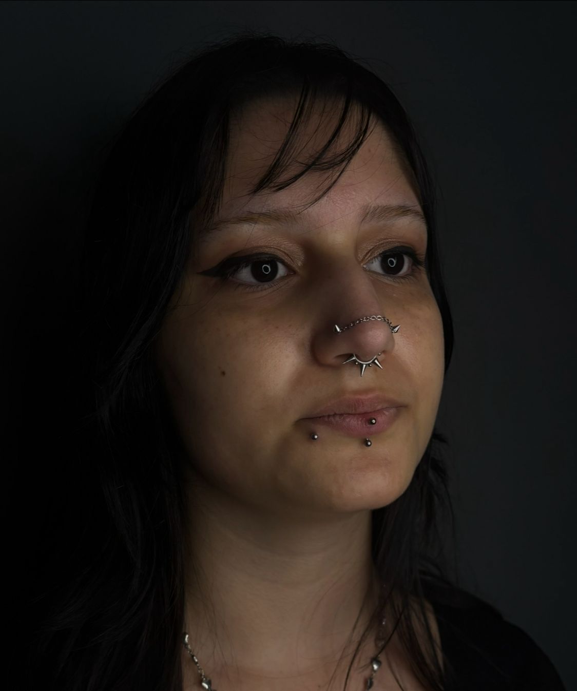 Piercings faciais masculinos: sobrancelhas, septo e labret