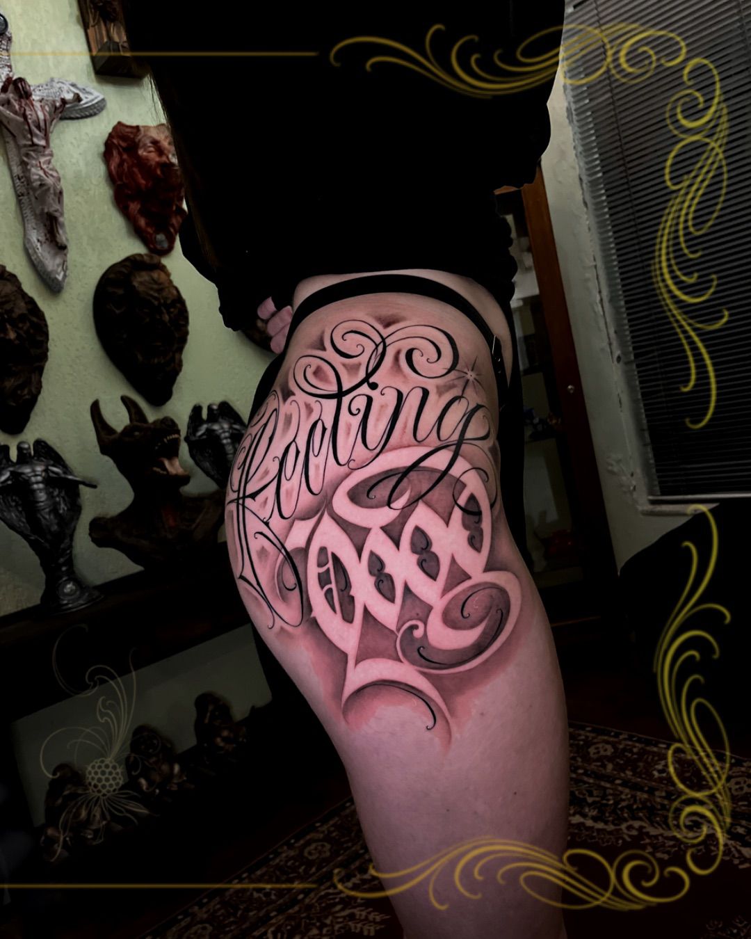 Tatuagem Lettering Loving na região coxa feita por Dênis Navarro em Porto Alegre