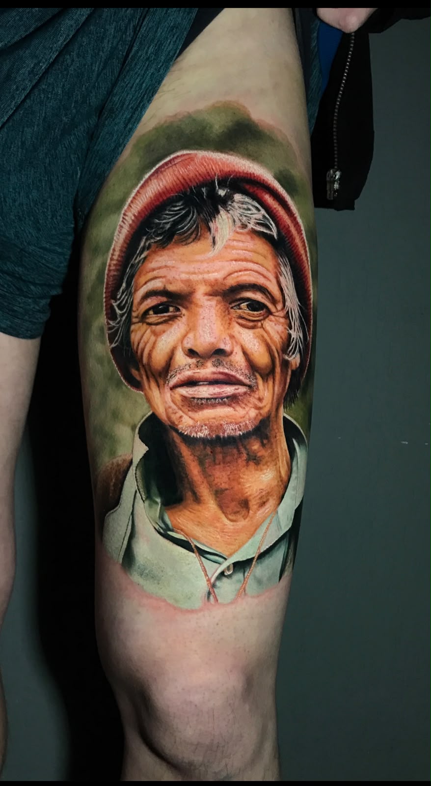 Tatuagem Realismo Colorido O Pescador na região coxa feita por Bagé em Porto Alegre