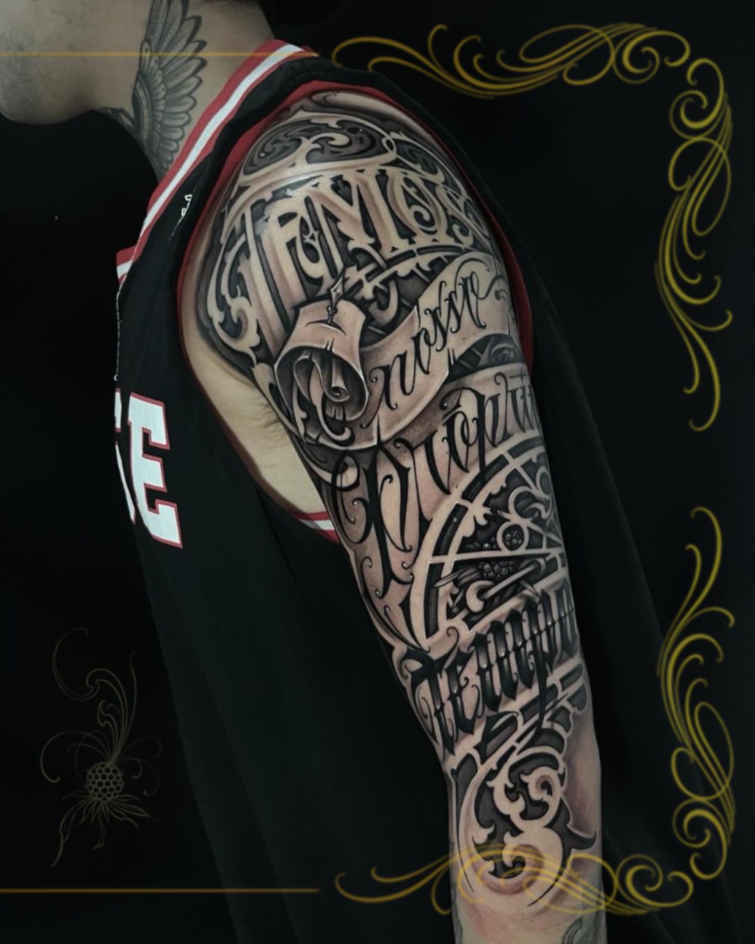 Tatuagem Lettering Fechamento Chicano na região braço fechado feita por Dênis Navarro em Porto Alegre