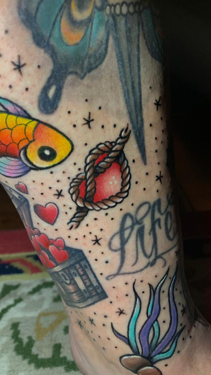 Tatuagem Old School Composição Náutica na região perna / tornozelo feita por Juh Godoy em Porto Alegre