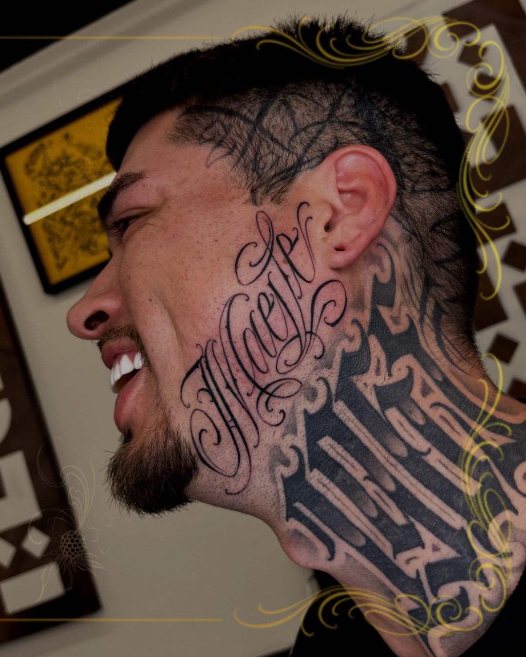 Tatuagem Caligrafia Lettering Facial na região rosto feita por Dênis Navarro em Porto Alegre