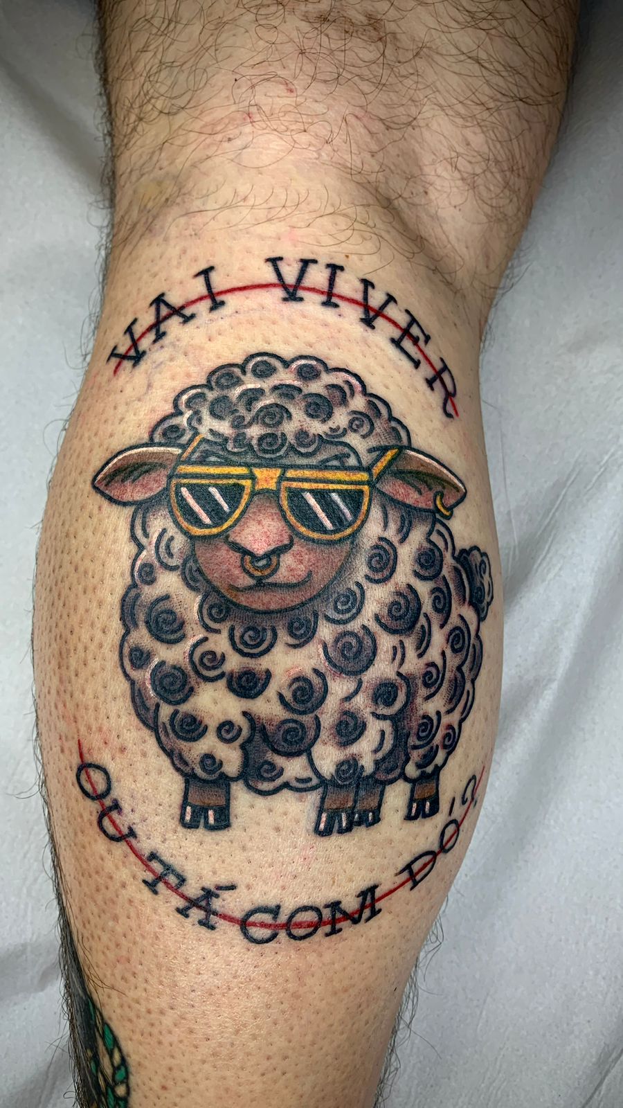 Tatuagem Old School Vai Viver ou Tá com Dó? na região panturrilha feita por Juh Godoy em Porto Alegre