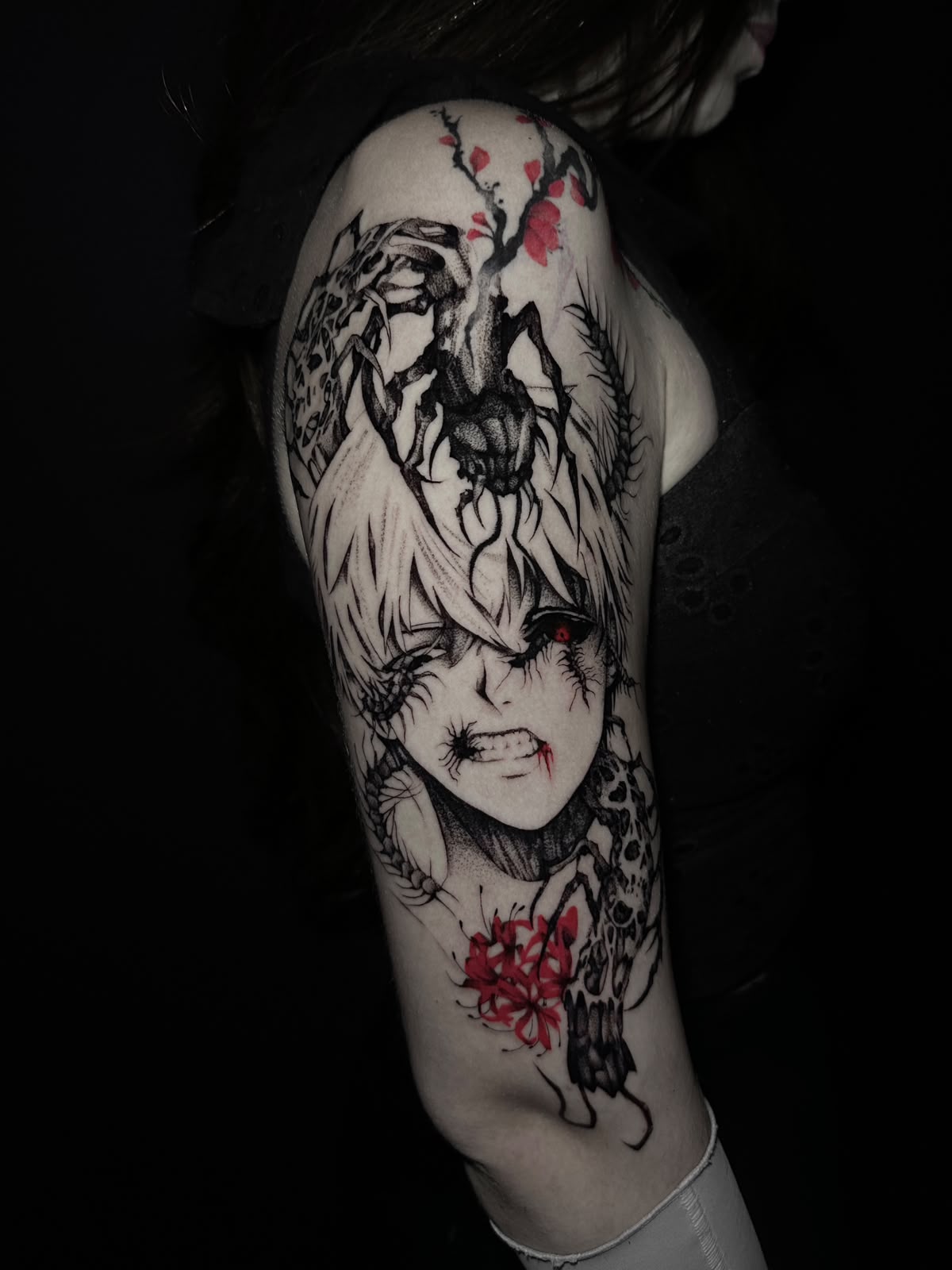 Tatuagem Dark Ghoul & Spider Lily na região braço feita por Julia Garcia em Porto Alegre