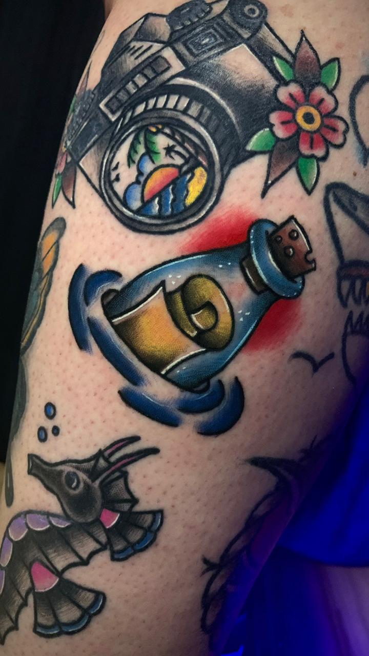 Tatuagem Old School Mensagem na Garrafa na região braço feita por Juh Godoy em Porto Alegre
