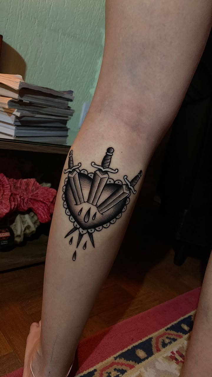 Tatuagem Blackwork Coração & Adagas na região panturrilha feita por Juh Godoy em Porto Alegre