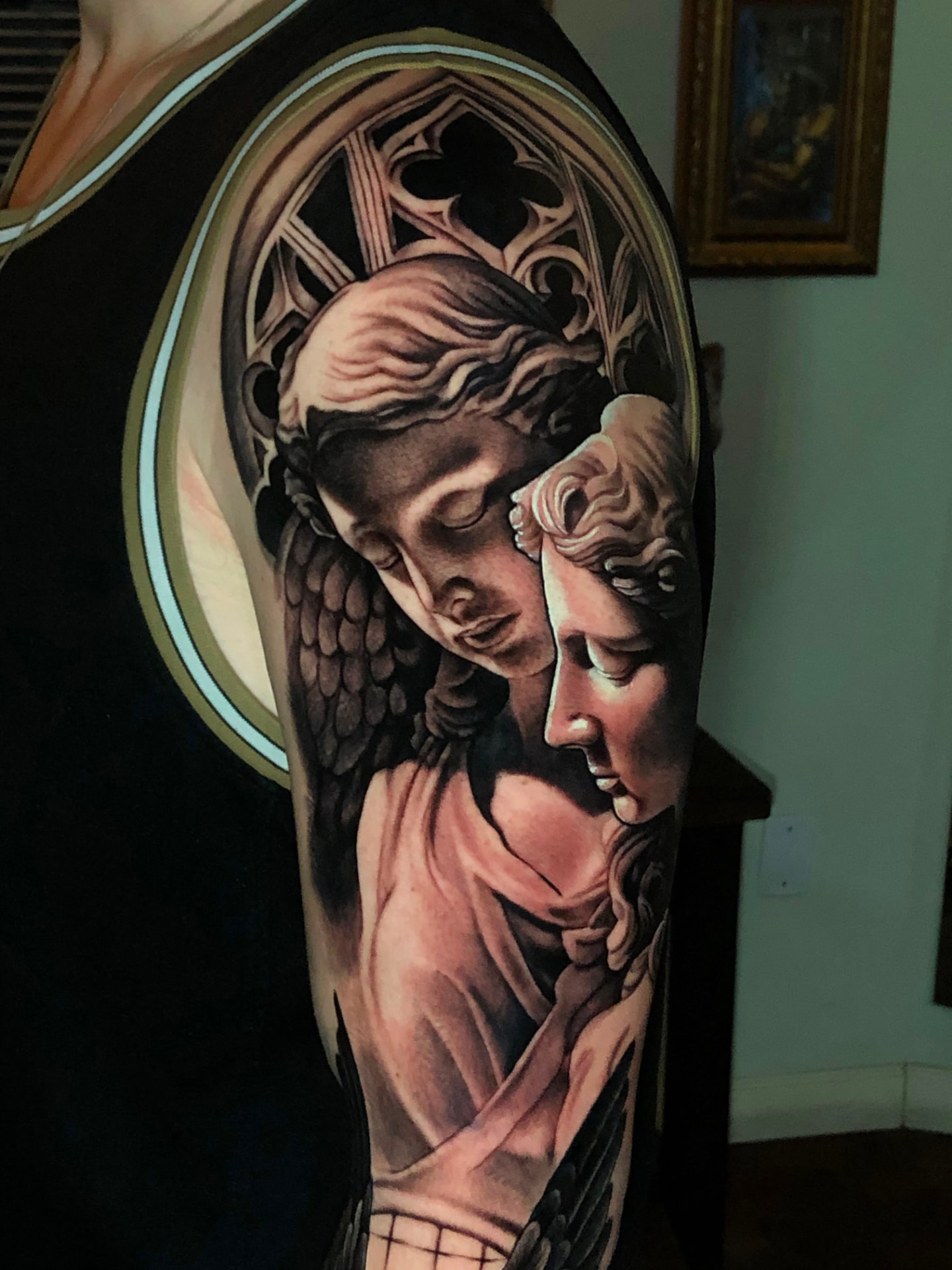 Tatuagem Realismo P&B Anjo de Mármore na região braço feita por Doug de Farias em Porto Alegre