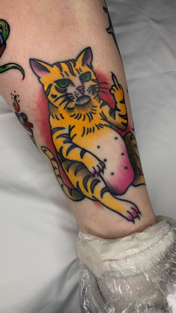Tatuagem Old School Gato Rebelde na região panturrilha feita por Juh Godoy em Porto Alegre