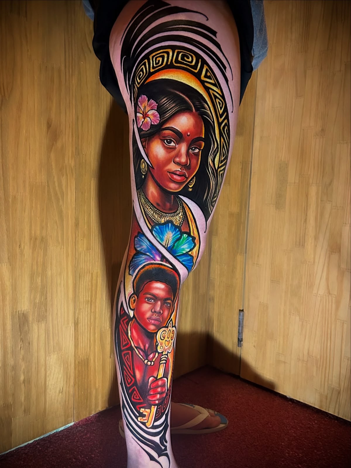 Tatuagem Neotradicional Herança e Raízes na região perna fechada feita por Simone Centeno em Porto Alegre