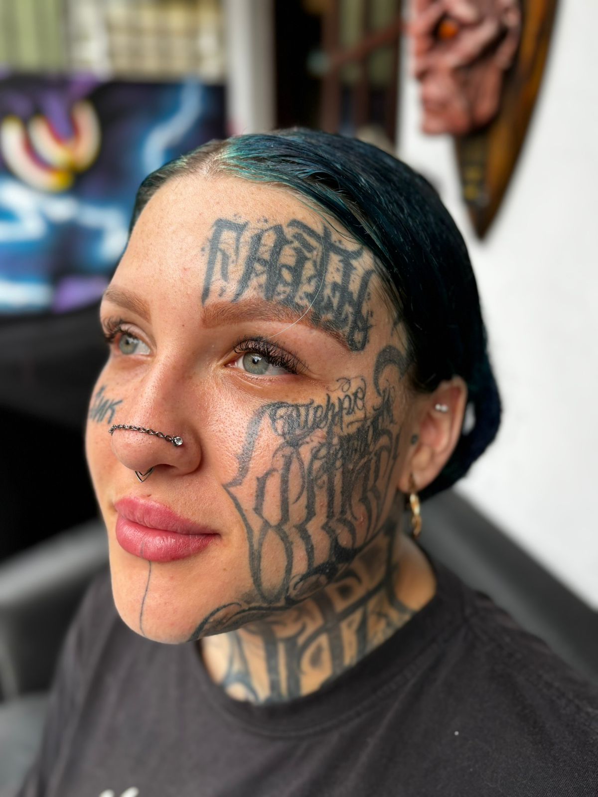 Nostril e septo em cliente com tatuagens faciais