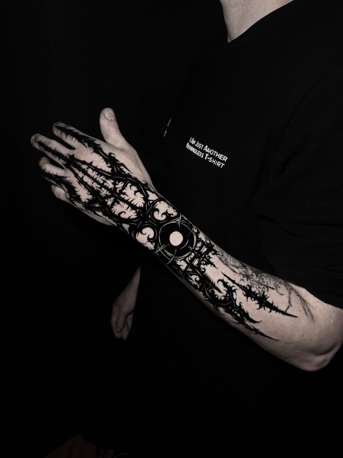 Tatuagem Cybersigilism Ornamento na Mão na região mão / antebraço feita por Julia Garcia em Porto Alegre
