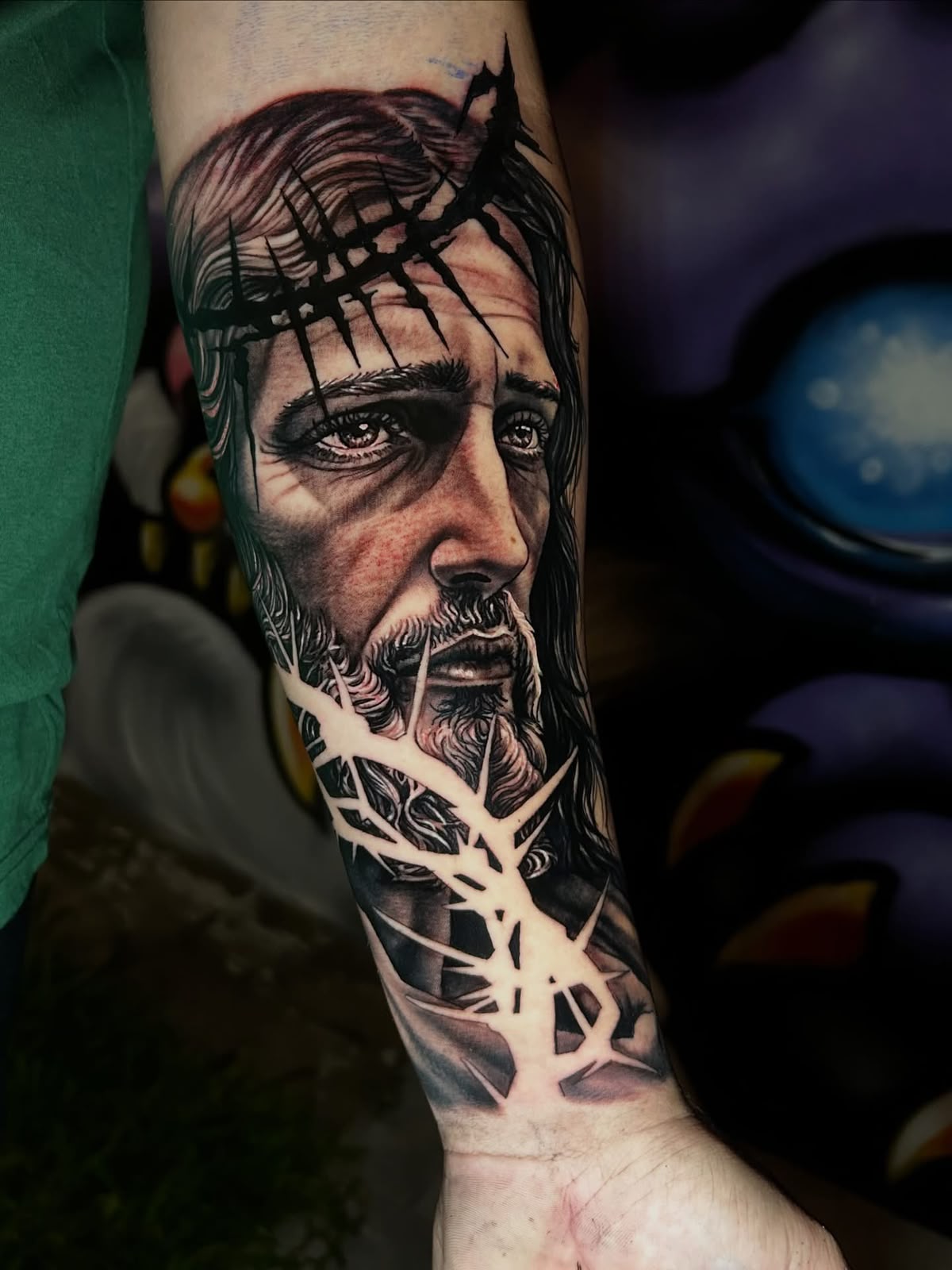 Tatuagem Realismo P&B Cristo & Coroa de Espinhos na região antebraço feita por Doug de Farias em Porto Alegre