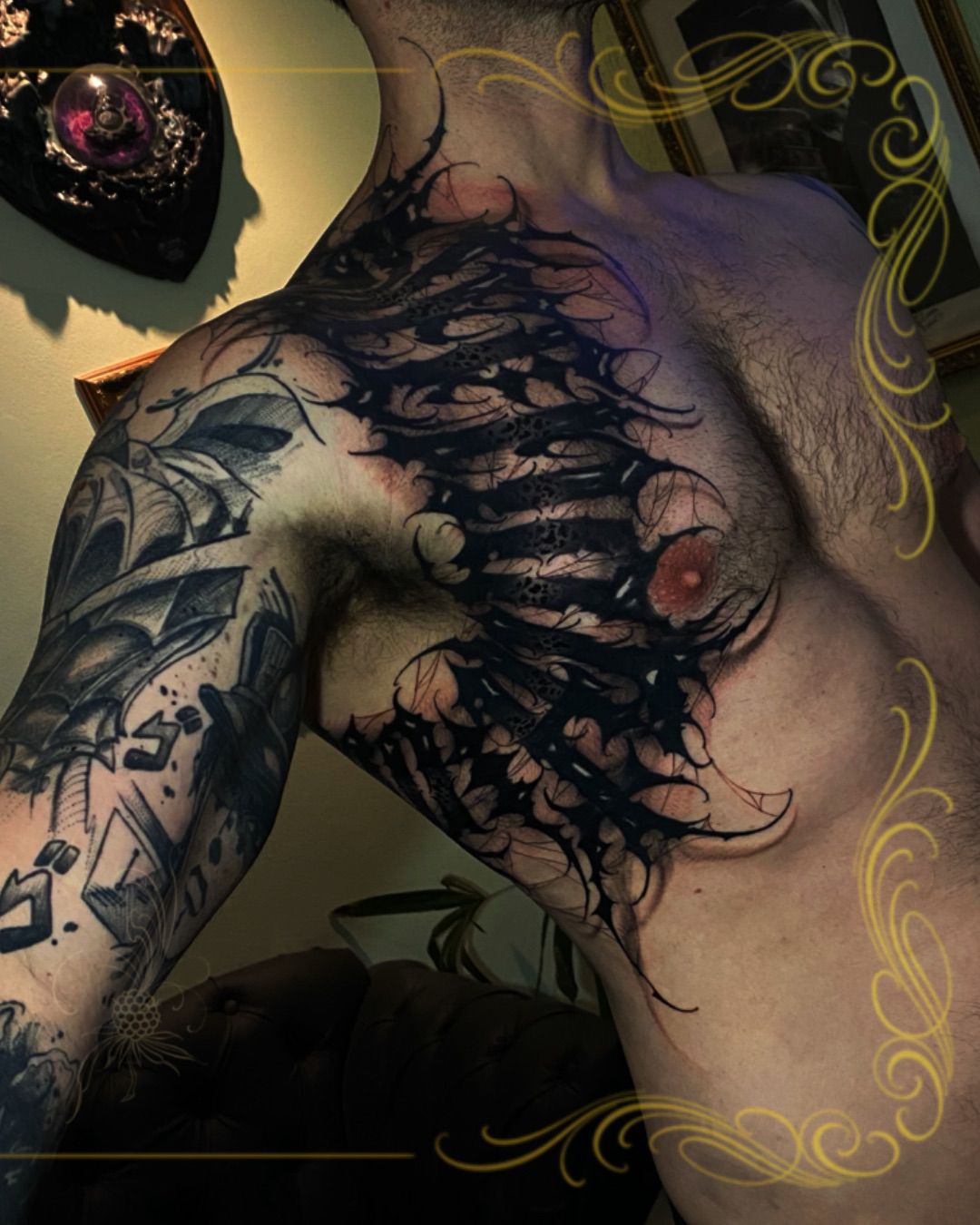 Tatuagem Blackwork Blackwork Ornamental no Peito na região peito e ombro feita por Dênis Navarro em Porto Alegre