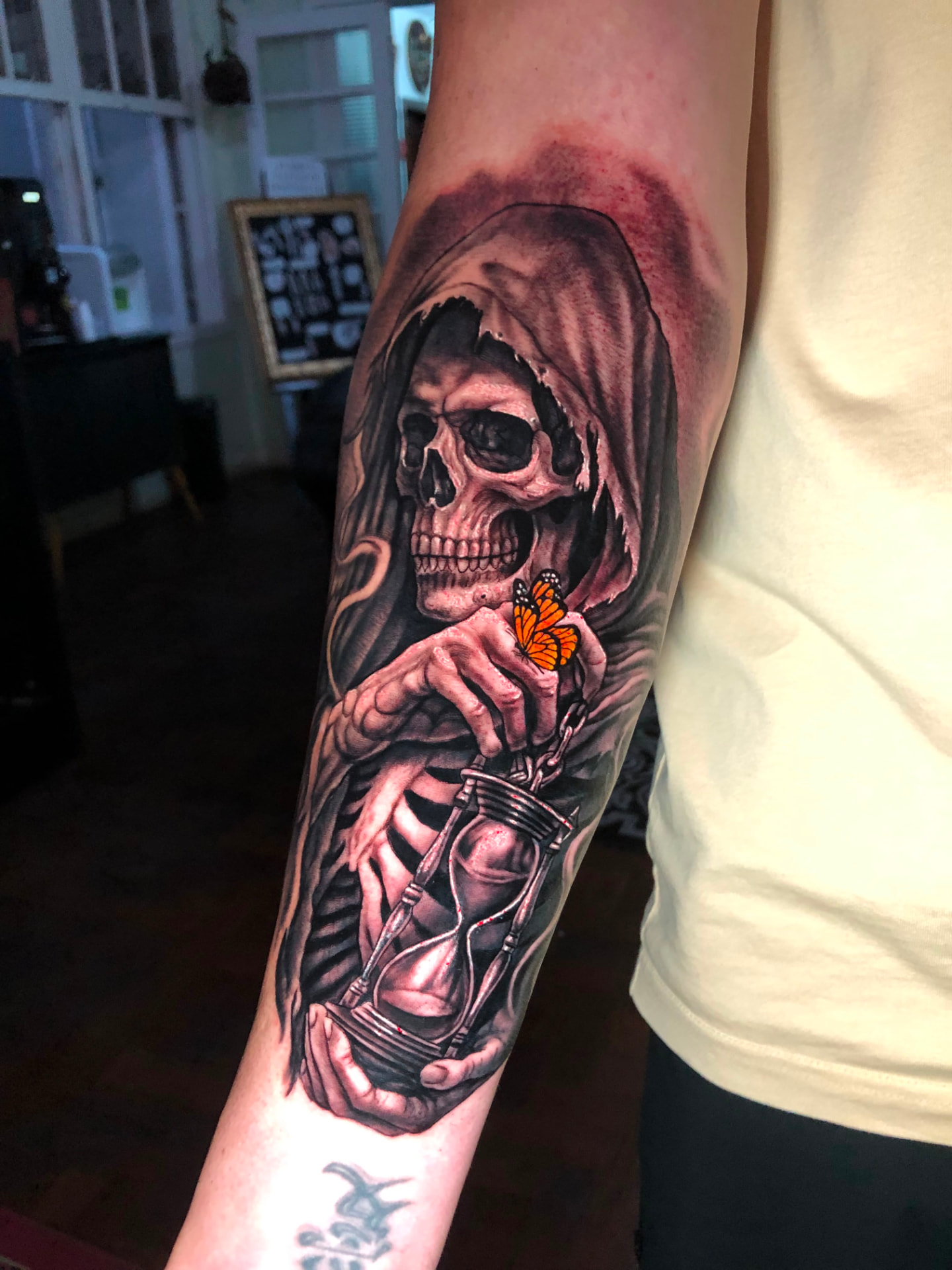 Tatuagem Realismo P&B Ceifador & Ampulheta na região antebraço feita por Doug de Farias em Porto Alegre