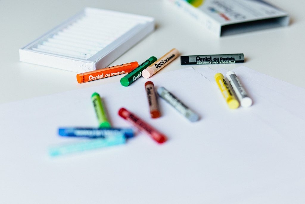 Mão desenhando um esboço a lápis sobre papel