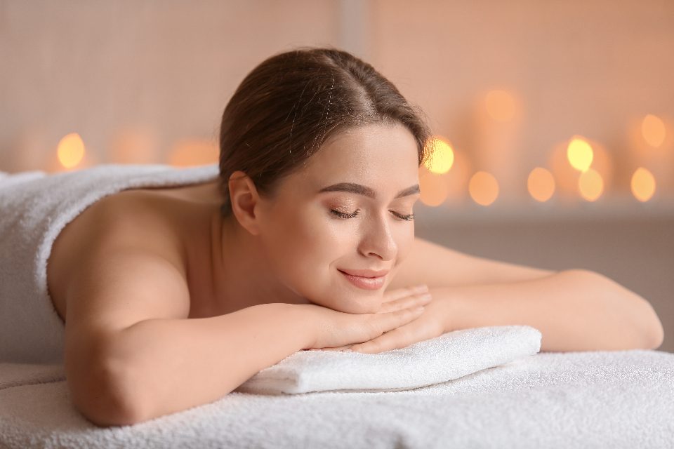 Pessoa relaxada em ambiente calmo, com respiração tranquila